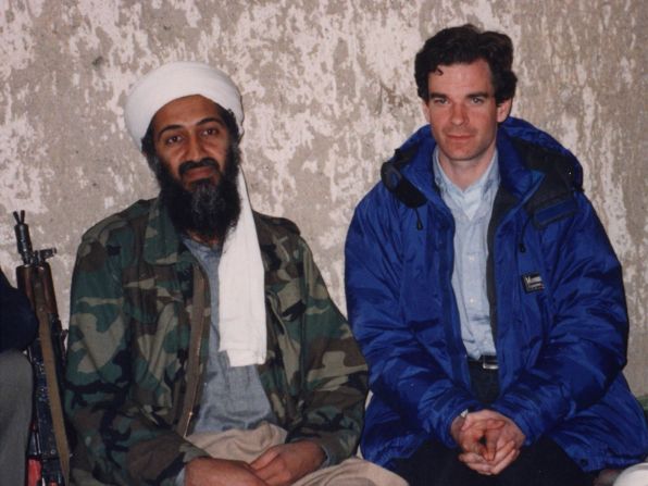 En 1997, Peter Bergen de CNN, a la derecha, hizo la primera entrevista televisiva con Osama Bin Laden. Durante el segmento, el líder de Al Qaeda declaró la guerra a Estados Unidos. CNN