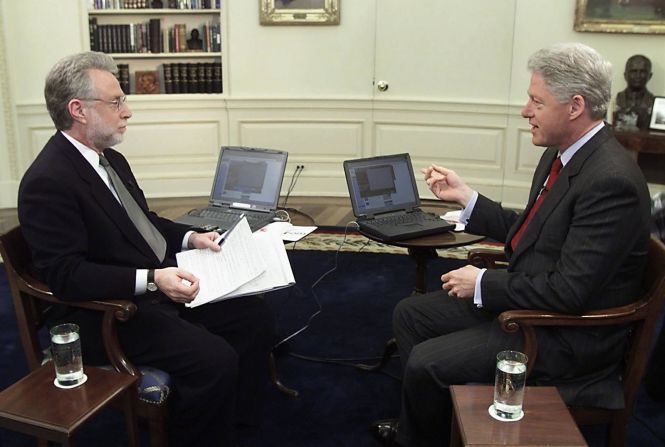 El presidente Bill Clinton es entrevistado por Wolf Blitzer de CNN en la Oficina Oval de la Casa Blanca el 14 de febrero de 2000. Fue la primera vez que una entrevista con un presidente fue transmitida en vivo por CNN.com. Los espectadores de todo el mundo pudieron enviar preguntas. Ralph Alswang / AFP / Getty Images