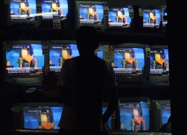 Una persona en Ciudad de Guatemala observa los ataques del 11 de septiembre de 2001 a las Torres Gemelas en Nueva York. CNN fue la primera cadena de noticias en reportar el ataque terrorista. Andrea Nieto/Getty Images