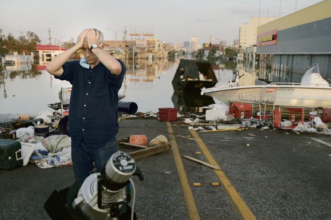 Anderson Cooper cubre las secuelas del huracán Katrina en Nueva Orleans en 2005. "Es una historia horrible de cubrir", dijo un emotivo Cooper a New Revista York. "Francamente, me siento privilegiado de estar aquí". Radhika Chalasani para CNN