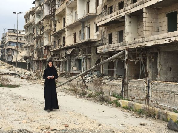 Clarissa Ward de CNN informa desde Aleppo, Siria, en febrero de 2016. Ward llegó a lugares que casi ningún periodista occidental había visitado en más de un año. El equipo viajó encubierto con Ward usando el niqab, un velo negro que cubre toda la cara, excepto una pequeña hendidura en los ojos. "Queríamos ver por nosotros mismos cómo es la vida bajo de las bombas", dijo Ward. CNN