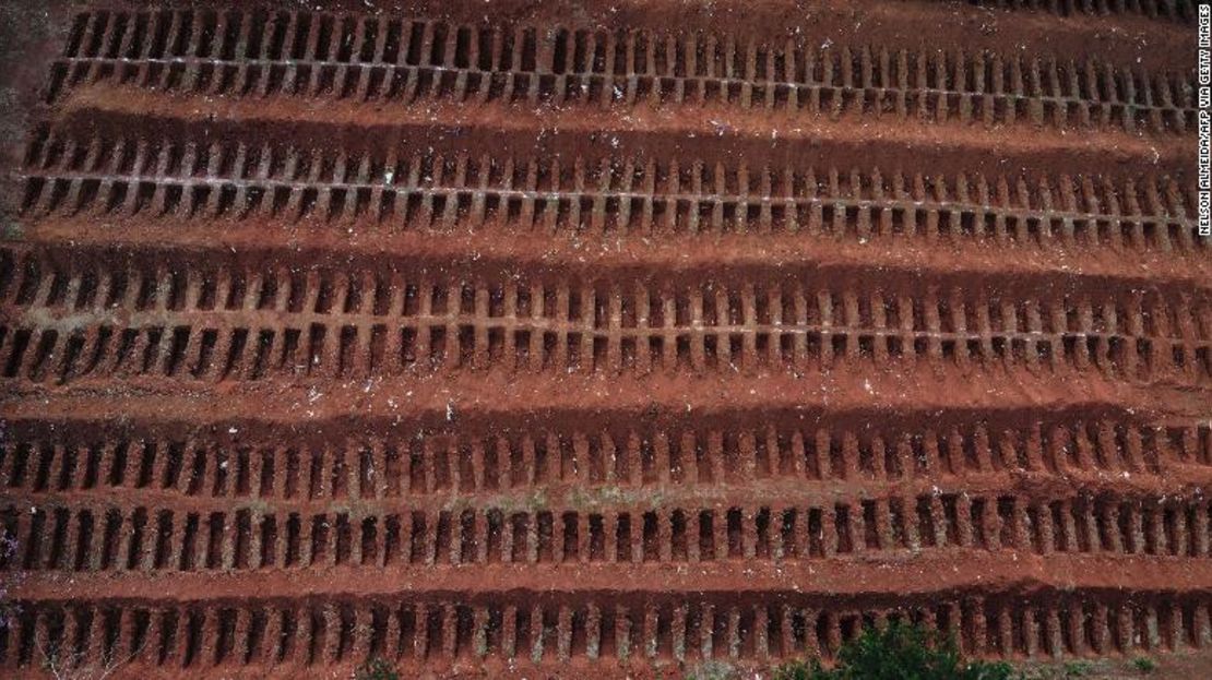 Una vista aérea muestra tumbas excavadas en el cementerio de Vila Formosa en las afueras de Sao Paulo, Brasil, el 22 de mayo.