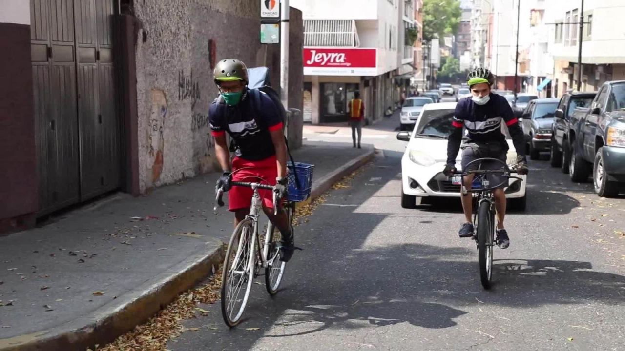 CNNE 839886 - la bicicleta, salvavidas para el trabajador venezolano