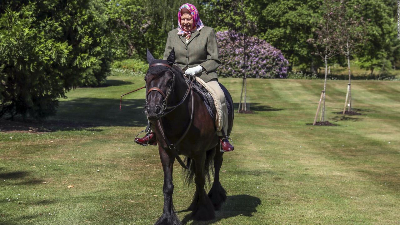 CNNE 839895 - la reina isabel ii reaparece en un poni