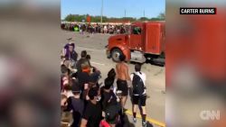 CNNE 839950 - un camion avanza contra manifestantes en minnesota