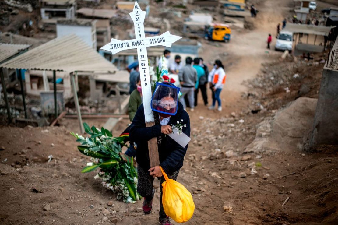 CNNE 839983 - topshot-peru-health-virus-cemetery