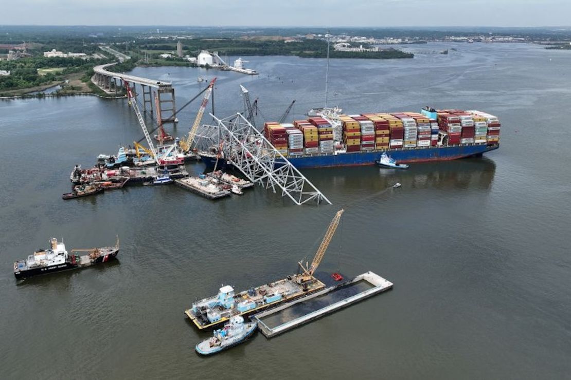 Equipos de salvamento trabajan para retirar los restos del Dali el 8 de mayo, seis semanas después de que el carguero colisionara con el puente Francis Scott Key en Baltimore, Maryland.