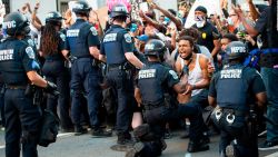 CNNE 840083 - policias se arrodillan en solidaridad con manifestantes