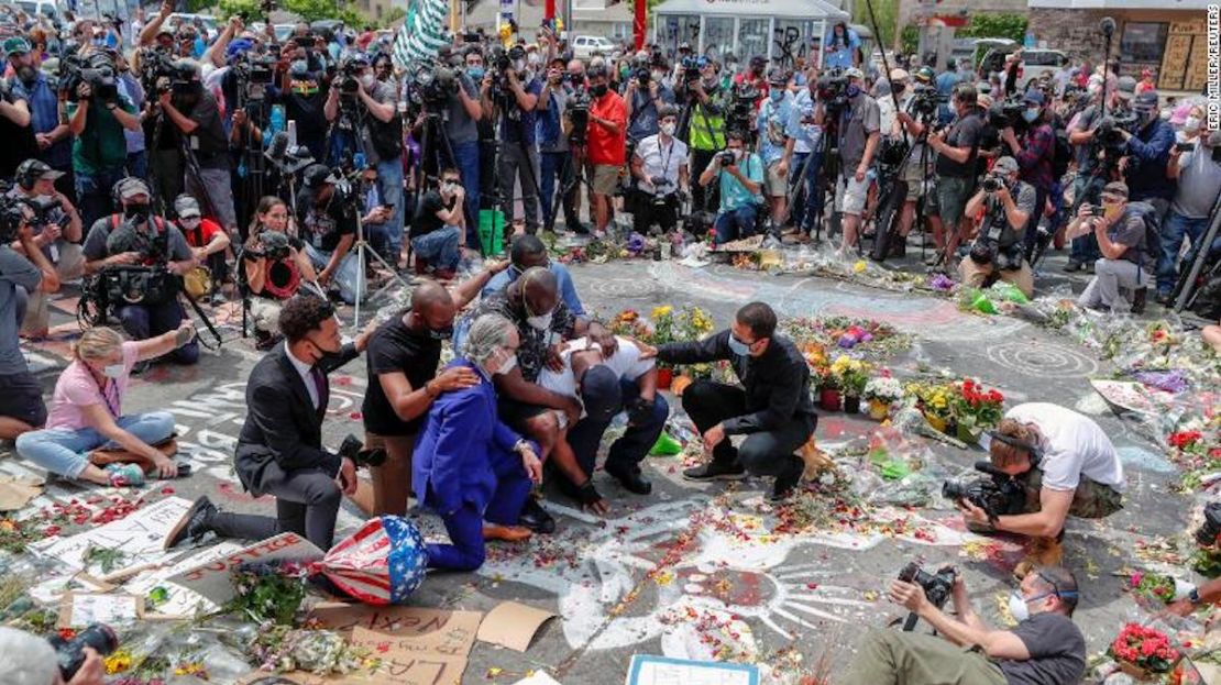 Terrence Floyd visita el sitio cerca de donde su hermano George fue detenido por la Policía de Minneapolis y luego murió, en Minneapolis, Minnesota.