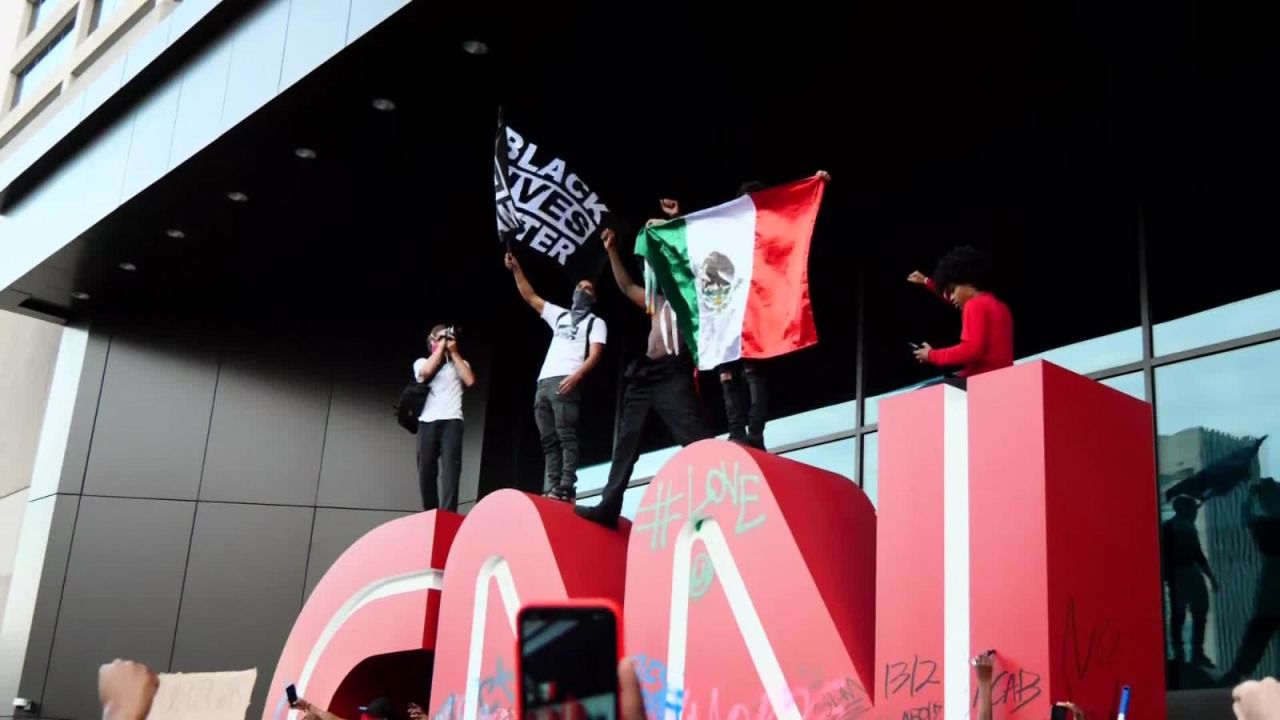 CNNE 840795 - ee-uu-- ¿que hacia la bandera de mexico en las protestas?