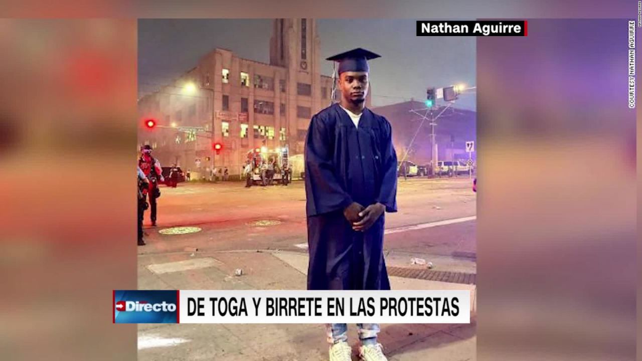 CNNE 840803 - estudiante acude a las protestas con toga y birrete