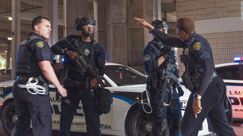 La agente de la Policía Krystal Smith señala a su colega Steven Pohorence después de que empujara a un manifestante arrodillado en Fort Lauderdale, Florida, el domingo 31 de mayo de 2020.