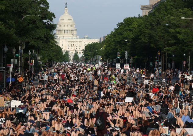 Manifestantes se acostaron en la Avenida Pensilvania, en Washington, para protestar contra la brutalidad policial tras la muerte de George Floyd este 3 de junio. (Win McNamee/Getty Images).