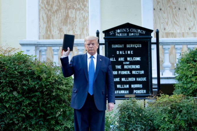 El 3 de junio, el presidente Donald Trump, días después de que se hiciera pública la historia de que tuvo que ser llevado a un búnker debajo de la Casa Blanca para protegerlo de los manifestantes en el Distrito de Columbia. Trump cruzó la calle H hasta la iglesia de Saint John's y sostuvo una biblia en alto, poco después de que la policía había retirado a la fuerza a manifestantes pacíficos del Parque Lafayette.