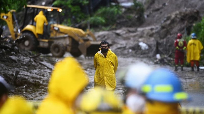 Autoridades buscan siete soterrados tras derrumbe en El Salvador | CNN