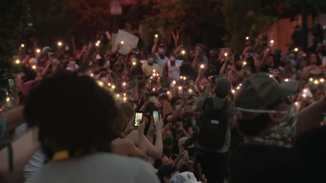 CNNE 842144 - manifestantes cantan "lean on me" en protesta