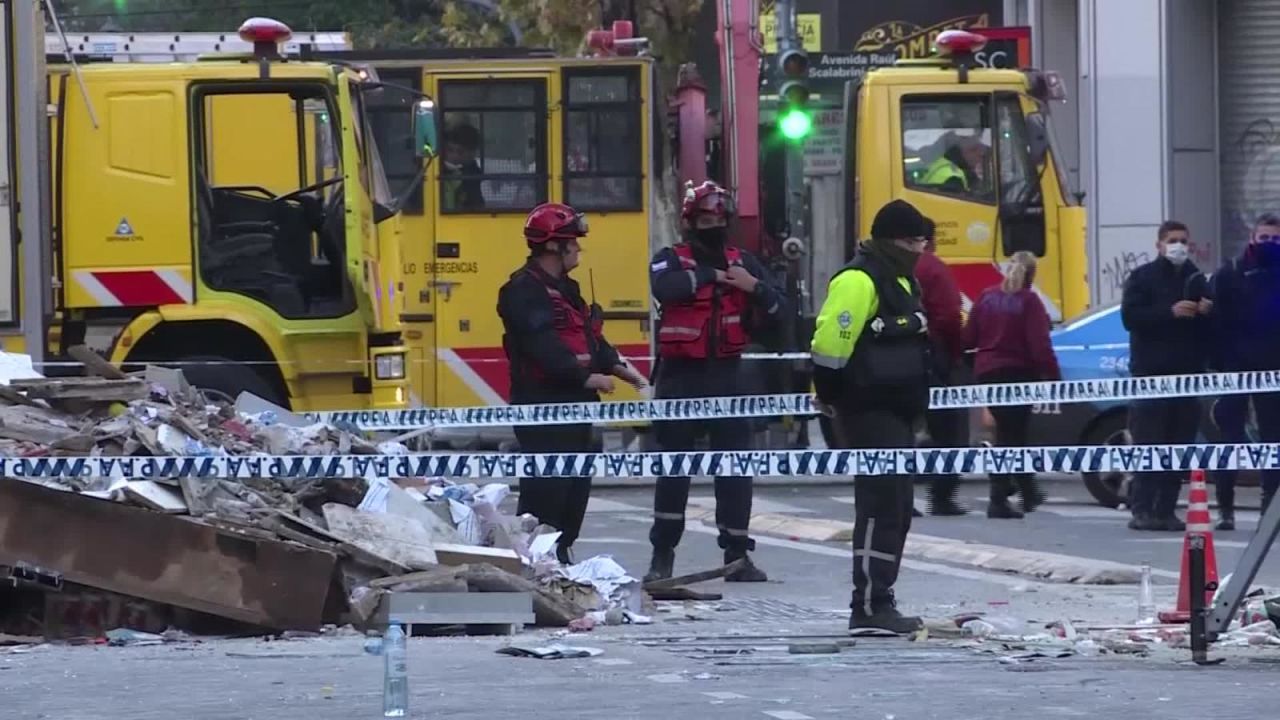 CNNE 842220 - explosiones en buenos aires dejan 2 bomberos muertos