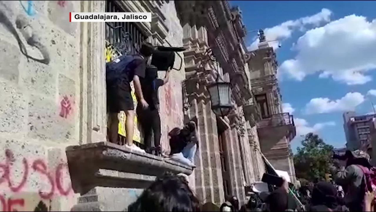 CNNE 842384 - protesta violenta por joven que murio bajo custodia policial