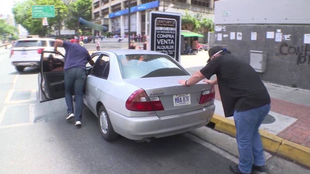 CNNE 842505 - el suplicio de pagar la gasolina en dolares en caracas