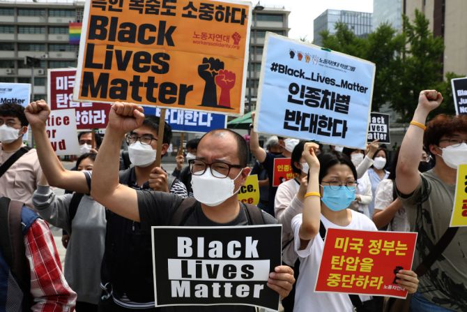En Corea del Sur, activistas se reunieron para honrar a George Floyd y solidarizarse con el movimiento Black Lives Matter, frente a la embajada de Estados Unidos en Seúl, el 5 de junio de 2020.