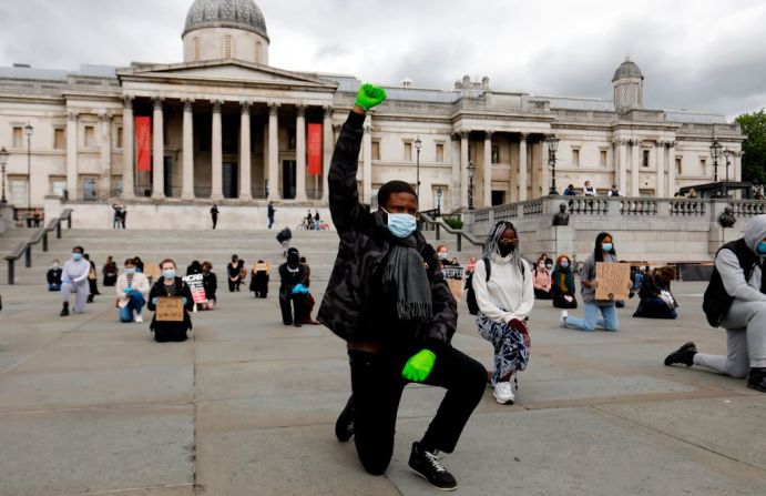 En la plaza Trafalgar en el centro de Londres, el 5 de junio de manifestantes protestaron para mostrar su solidaridad con George Floyd. Este hombre, con guantes verdes, se arrodilló en la plaza central de Londres para unirse a las protestas, junto con varios manifestantes más.