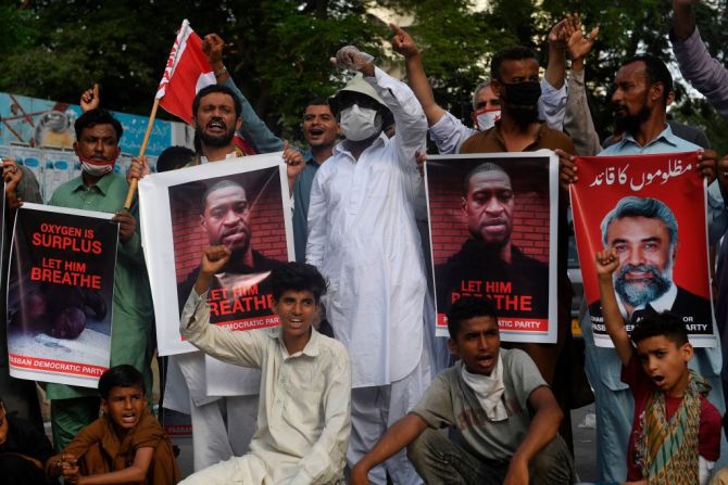 En Pakistán, activistas del Partido Democrático Pasban (PDP) también se unieron a las protestas con imágenes de Floyd en las calles de Karachi, el 5 de junio de 2020.