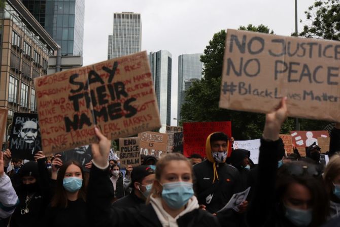 Los manifestantes en Frankfurt llevaron carteles con la frase "Sin justicia no hay paz" y "Digan sus nombres" durante las manifestaciones en homenaje a George Floyd el 5 de junio de 2020 en el oeste de Alemania.