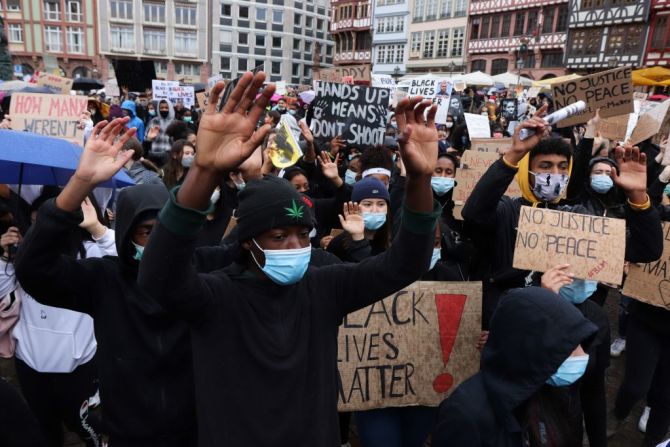 En Frankfurt, Alemania, un grupo de manifestantes marchó el 5 de junio de 2020 para mostrar su solidaridad con el movimiento Black Lives Matter de Estados Unidos, más de una semana después de la muerte de George Floyd a manos de un policía en Minneapolis.