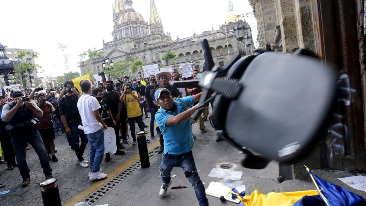 CNNE 843043 - mexico- tres detenidos por la muerte de giovanni lopez