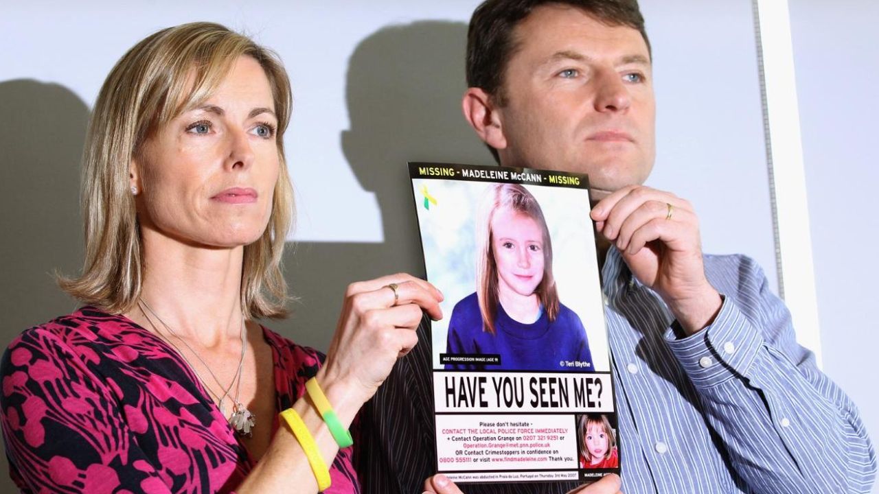 Kate y Gerry McCann sostienen una imagen policial de edad avanzada de su hija durante una conferencia de prensa para conmemorar el quinto aniversario de la desaparición de Madeleine McCann, el 2 de mayo de 2012 en Londres, Inglaterra. Los McCann declararon hoy que "no hay duda" de que las autoridades reabrirán la investigación sobre la desaparición de su hija. Madeleine, de tres años, desapareció mientras estaba de vacaciones con sus padres en la región del Algarve de Portugal en mayo de 2007.