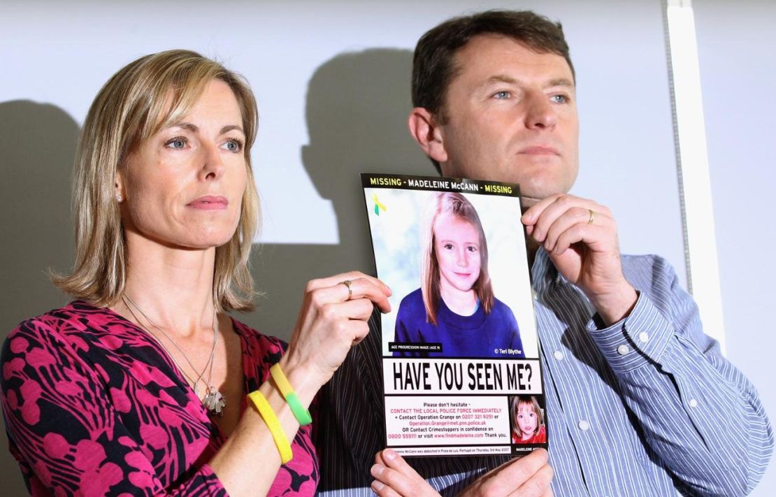 Kate y Gerry McCann sostienen una imagen policial de cómo se vería su hija durante una conferencia de prensa para conmemorar el quinto aniversario de la desaparición de Madeleine McCann, el 2 de mayo de 2012 en Londres, Inglaterra.