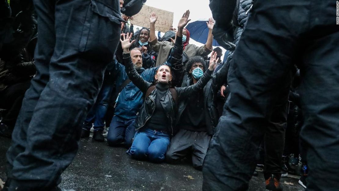 Manifestantes se arrodillan frente a policías durante otra marcha de Black Lives Matter en Londres el sábado.