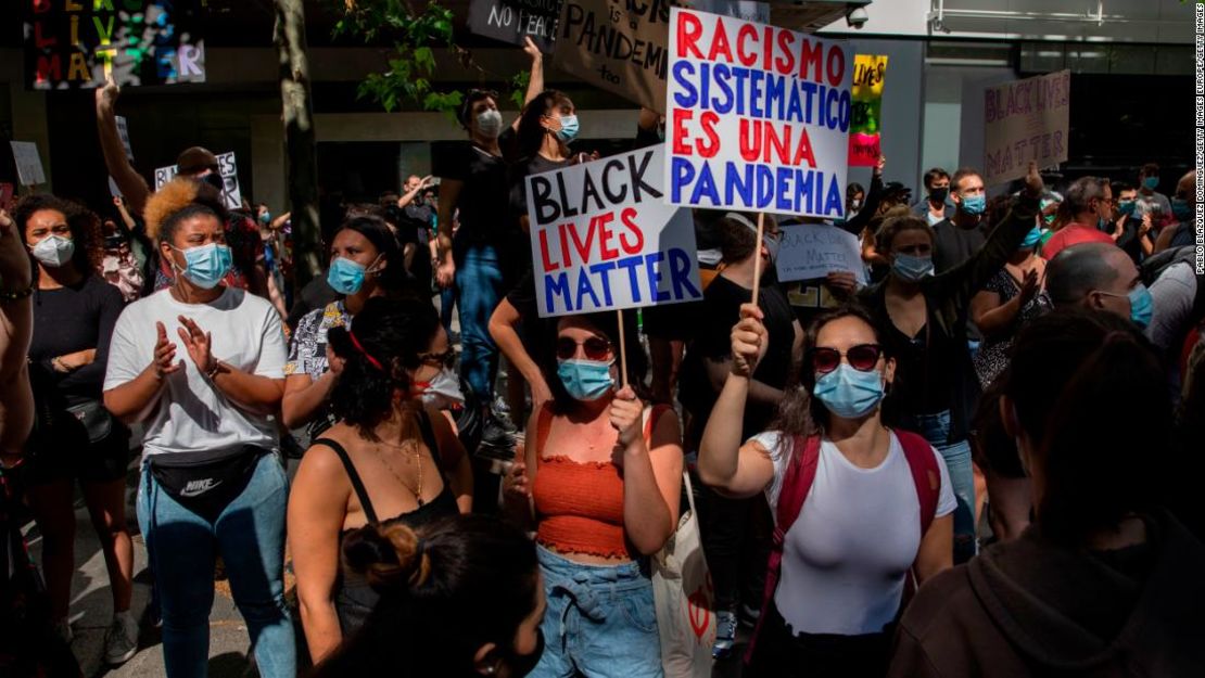 En Madrid, una manifestante advierte que "el racismo sistémico es una pandemia".