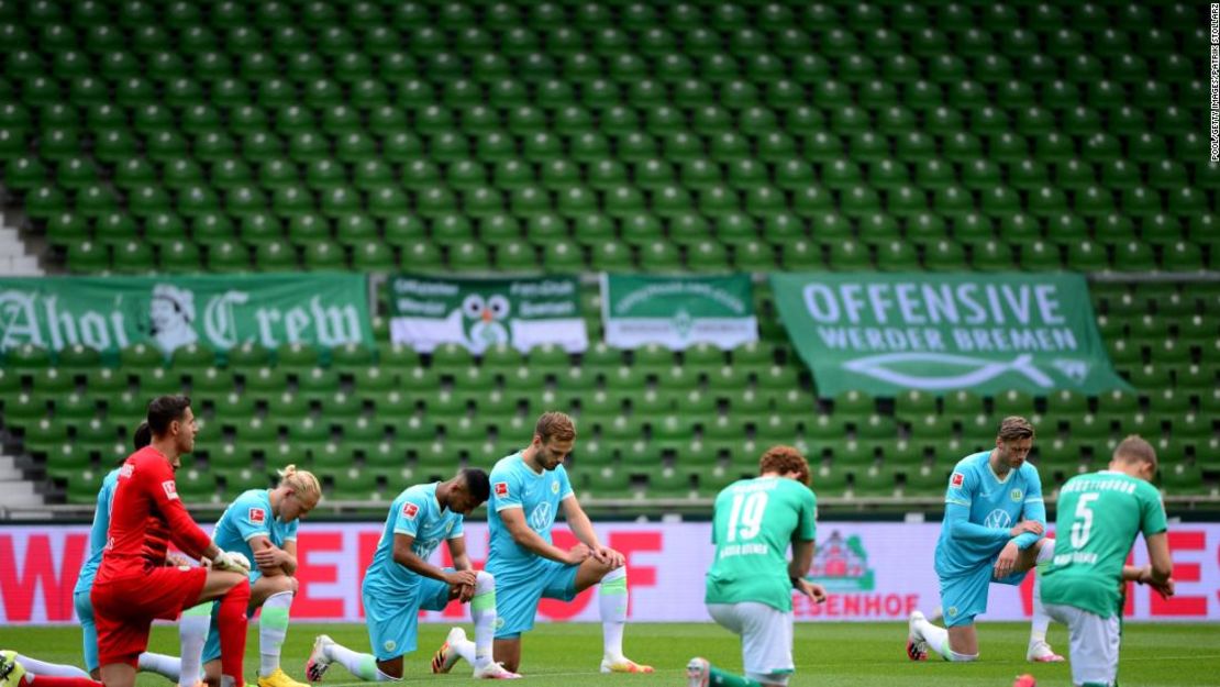 Jugadores de ambos equipos se arrodillan en protesta antes del partido de la Bundesliga entre el SV Werder Bremen y el VfL Wolfsburg en Alemania el domingo.