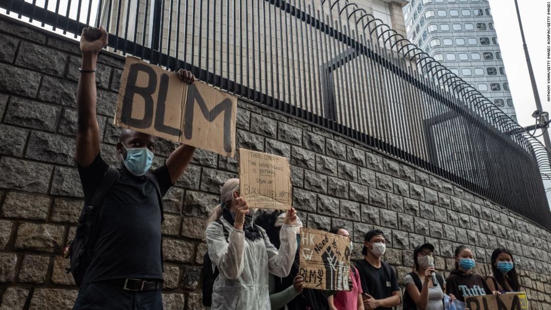 Algunos se reunieron fuera de la embajada de Estados Unidos en Hong Kong.