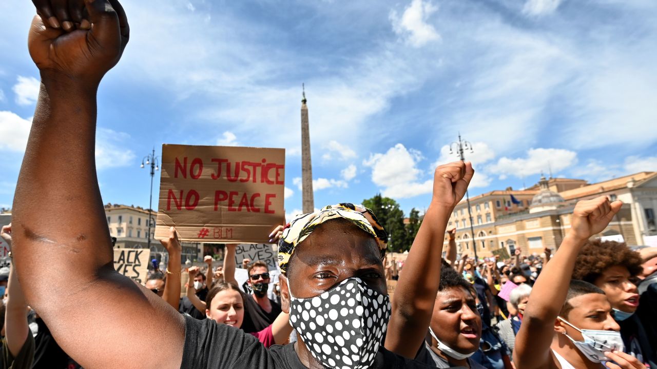 Protesters  raise their fists  during a rally in solidarity with the "Black Lives Matter" movement on the Piazza del Popolo in Rome, on June 7, 2020, as part of a weekend of protests worldwide against racism and police brutality, in the wake of the death of George Floyd, an unarmed black man killed while apprehended by police in Minneapolis, US. (Photo by Alberto PIZZOLI / AFP)