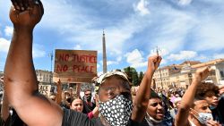 Protesters  raise their fists  during a rally in solidarity with the "Black Lives Matter" movement on the Piazza del Popolo in Rome, on June 7, 2020, as part of a weekend of protests worldwide against racism and police brutality, in the wake of the death of George Floyd, an unarmed black man killed while apprehended by police in Minneapolis, US. (Photo by Alberto PIZZOLI / AFP)