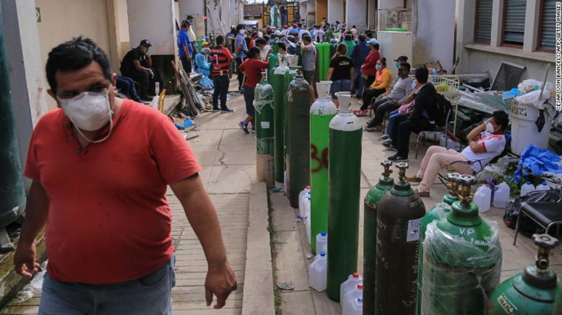 La escasez ha llevado al auge de un mercado negro de oxígeno.