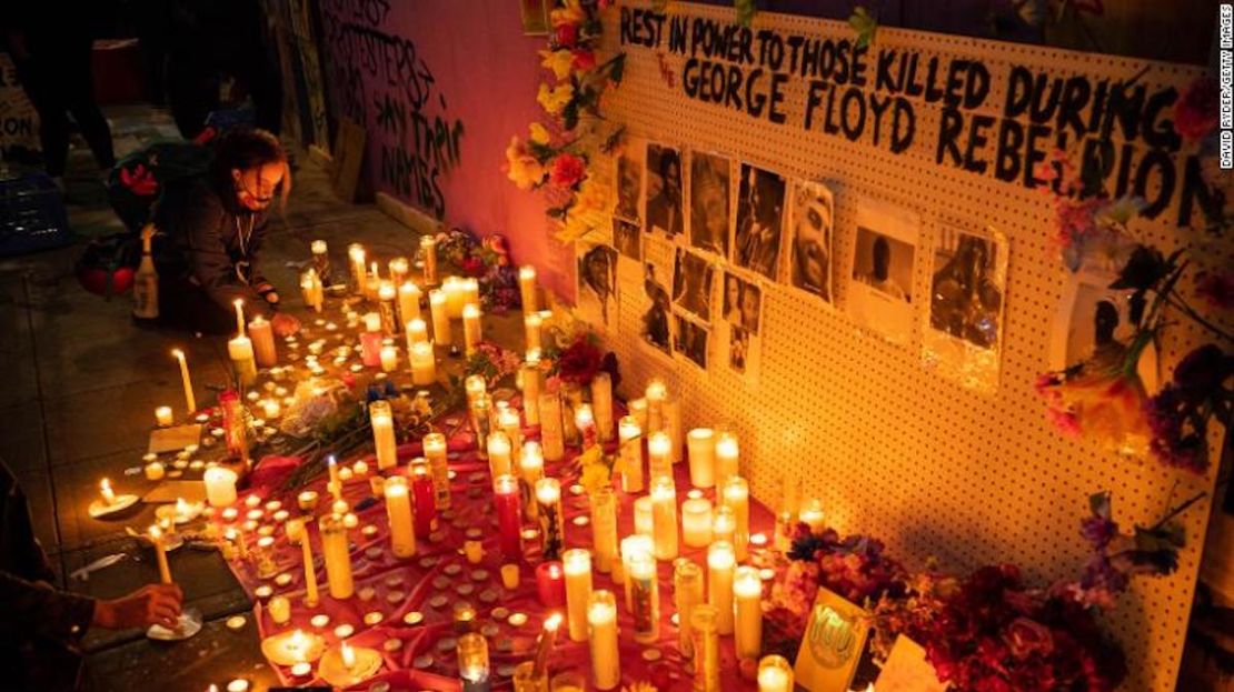 Los manifestantes presentan sus respetos en un monumento a las personas que murieron durante las manifestaciones en protesta por la muerte de George Floyd el 7 de junio, en Seattle, Washington.