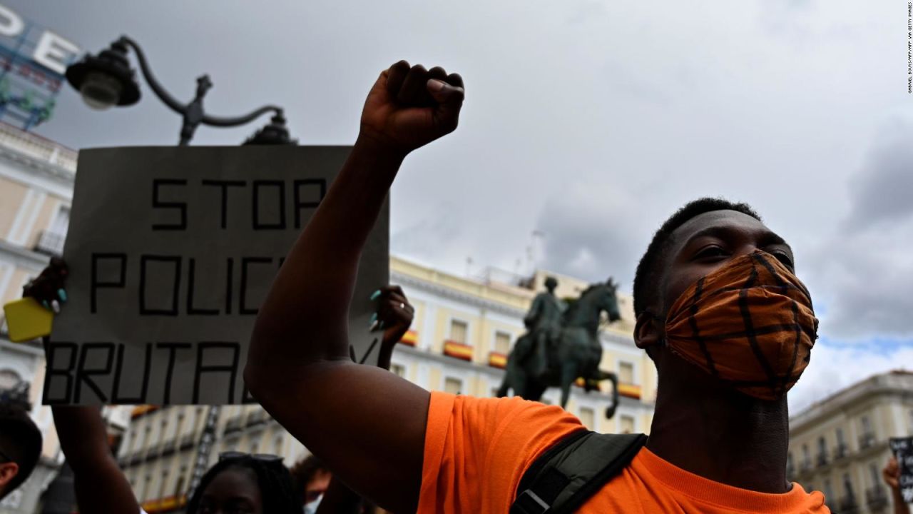 CNNE 843798 - manifestantes en espana- vivimos mucho el racismo