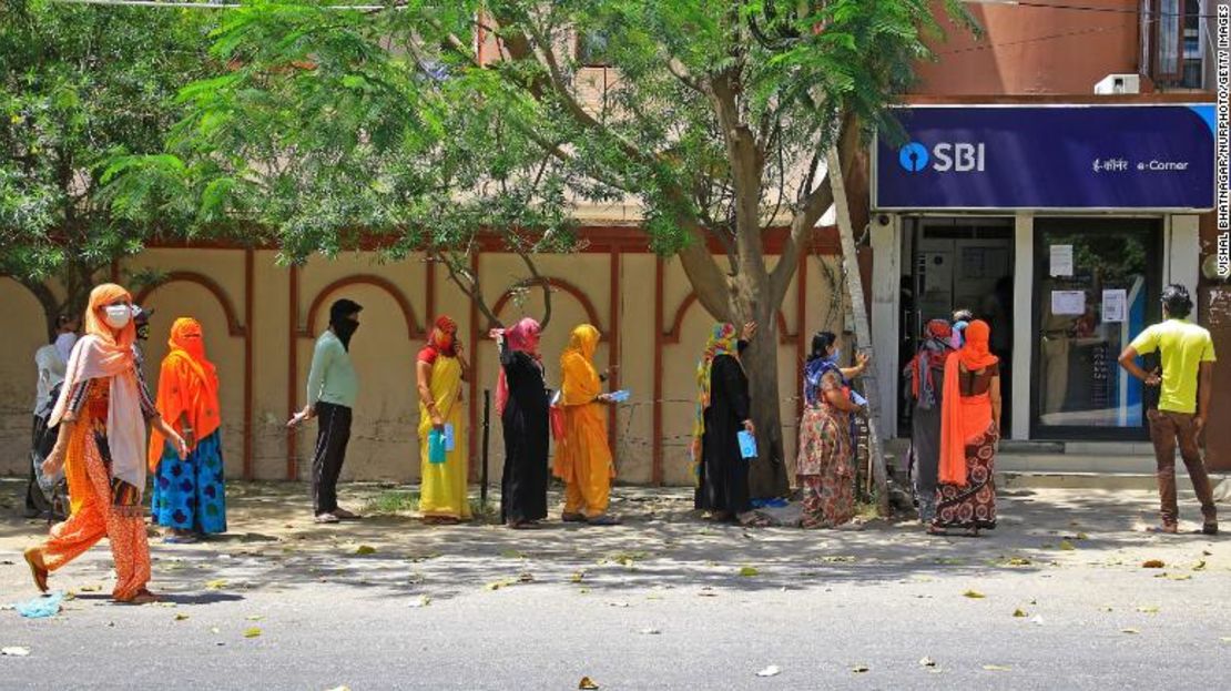 La gente espera afuera de un banco durante el confinamiento en Jaipur, Rajasthan, India, el 9 de abril.