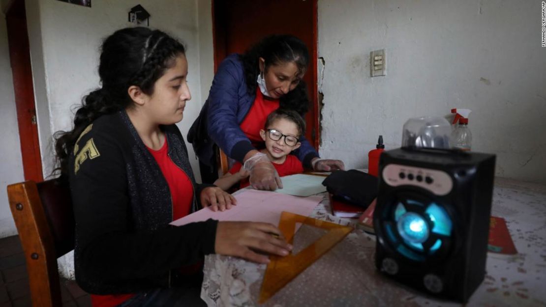 Una familia escucha una lección de radio de una hora desde su casa en Funza, un municipio de Cundinamarca, en Colombia, (a una hora de Bogotá) pues no tienen conexión a Internet.