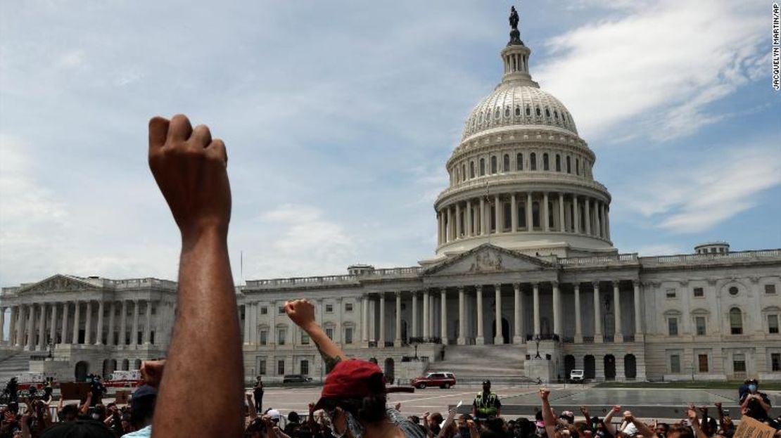 Manifestantes protestan por la muerte de George Floyd el miércoles 3 de junio de 2020 en el lado este del Capitolio de Estados Unidos en Washington. Floyd murió después de ser retenido por agentes de policía de Minneapolis.