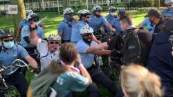 CNNE 844024 - policia le pega en la cabeza a manifestante