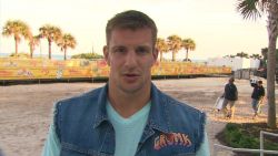 CNNE 844887 - gronk, al rescate de una secundaria en tampa