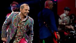 CNNE 845005 - miguel bose acusa de "eugenesico" a bill gates