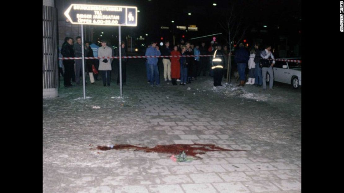 Esta foto del 28 de febrero de 1986 muestra el lugar donde Olof Palme fue asesinado en el centro de Estocolmo.