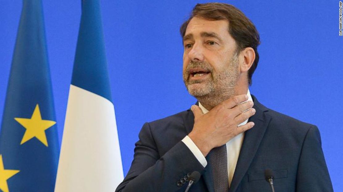 El ministro del Interior de Francia, Christophe Castaner, gesticula durante una conferencia de prensa en París, el lunes 8 de junio de 2020. Castaner dijo que la policía ya no realizará retenciones por el cuello, que han sido vinculadas en múltiples casos de asfixia y han recibido nuevas críticas después de la muerte de George Floyd, en Estados Unidos.