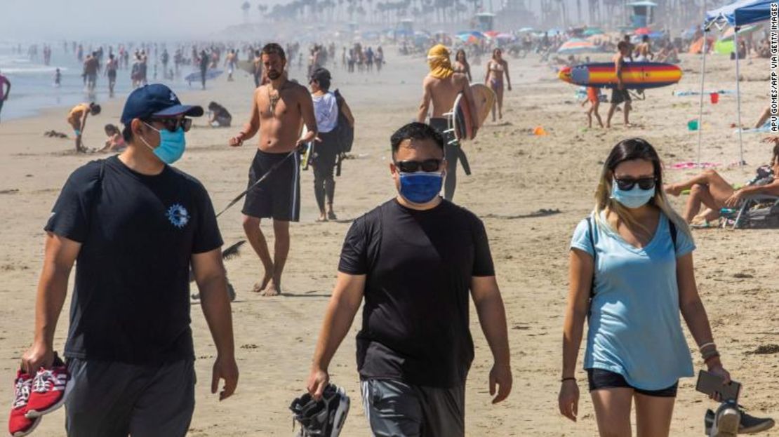 Si necesitas quitarte la máscara en la playa, solo debes hacerlo cuando estés al menos a 2 metros de distancia de los demás.