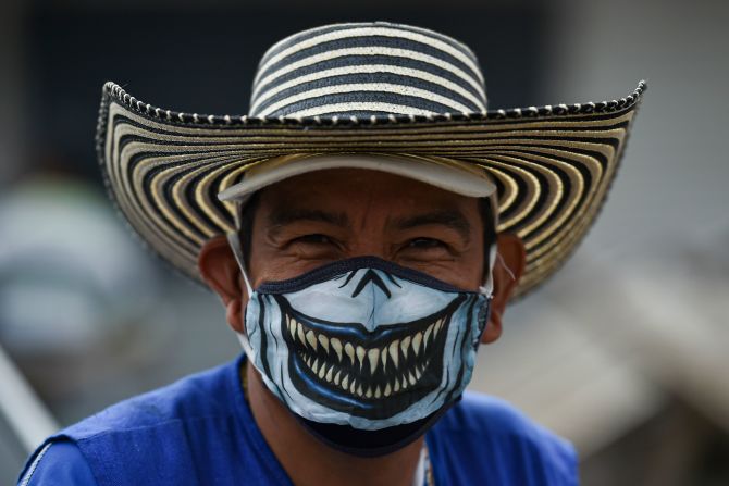 Un hombre usa un tapabocas en Cali, Colombia.